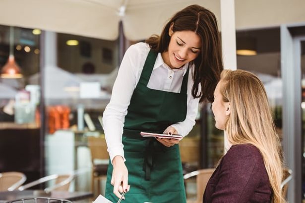 چرا آموزش خریداران بر فروش به آنها برتری دارد