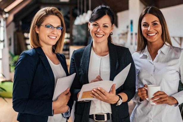 چگونه زنان از طریق رهبری زنانه، رهبری را از نو تعریف می‌کنند