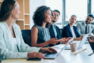 تفاوت بین یک متخصص واقعی و یک متخصص تقلیدی: ۵ نشانه برای تشخیص اصالت در تخصص